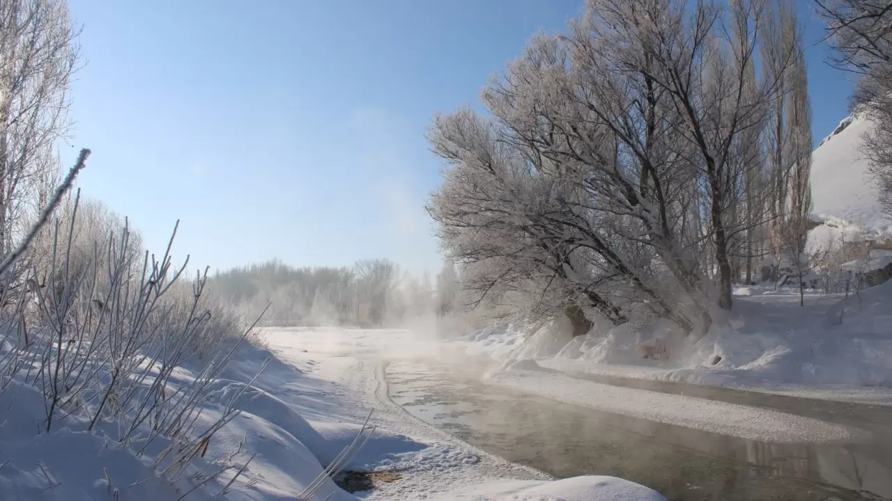Dondurucu soğuklar Doğu’yu esir aldı: Evler, arabalar ve yollar buz pistine döndü 5