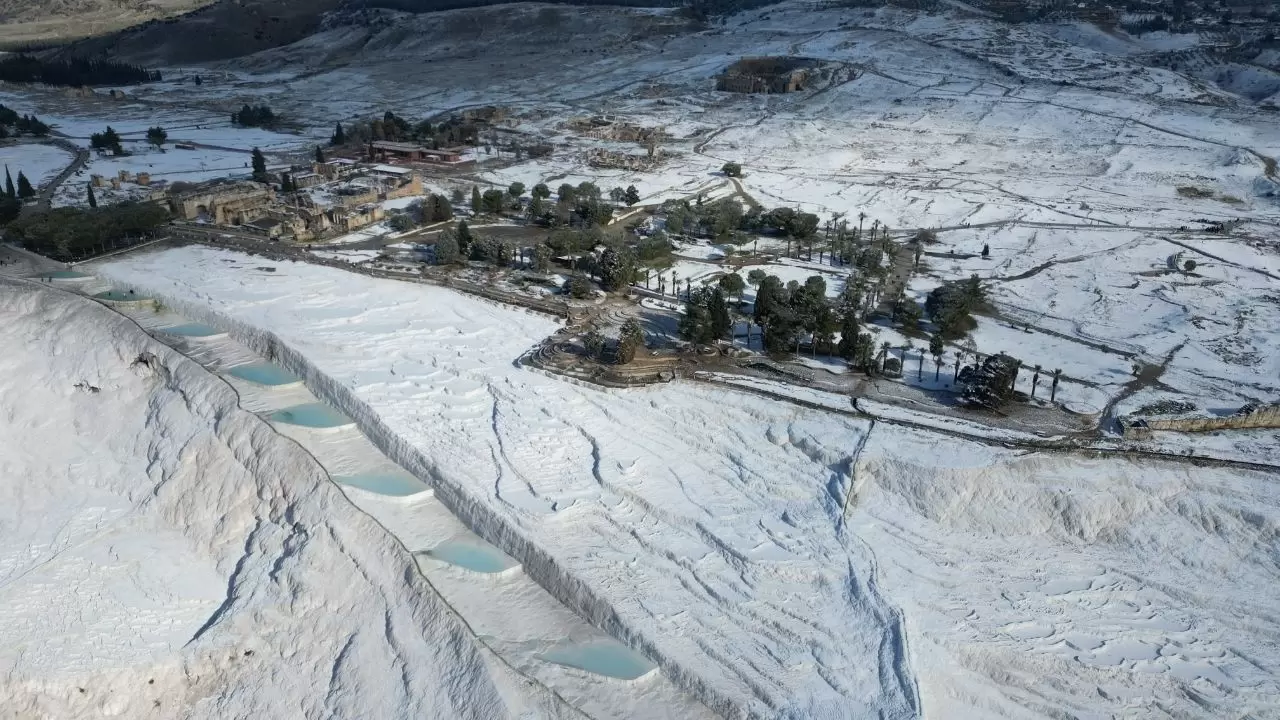 Karın ve tarihin buluşması: Pamukkale’de eşsiz görüntüler! 9