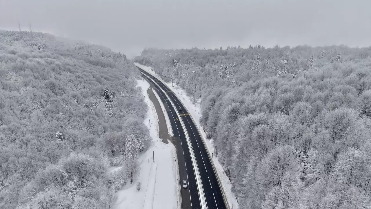Bolu Dağı’nda kar etkisi: Ormanlar ve yollar aynı karede 9
