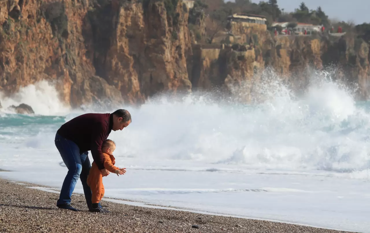 Fırtına sonrası Konyaaltı'nda ilginç görüntüler 10