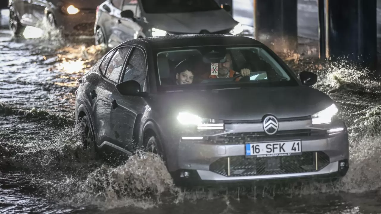 Bursa’da fırtına ve sağanak can ve mal güvenliğini tehdit ediyor 1