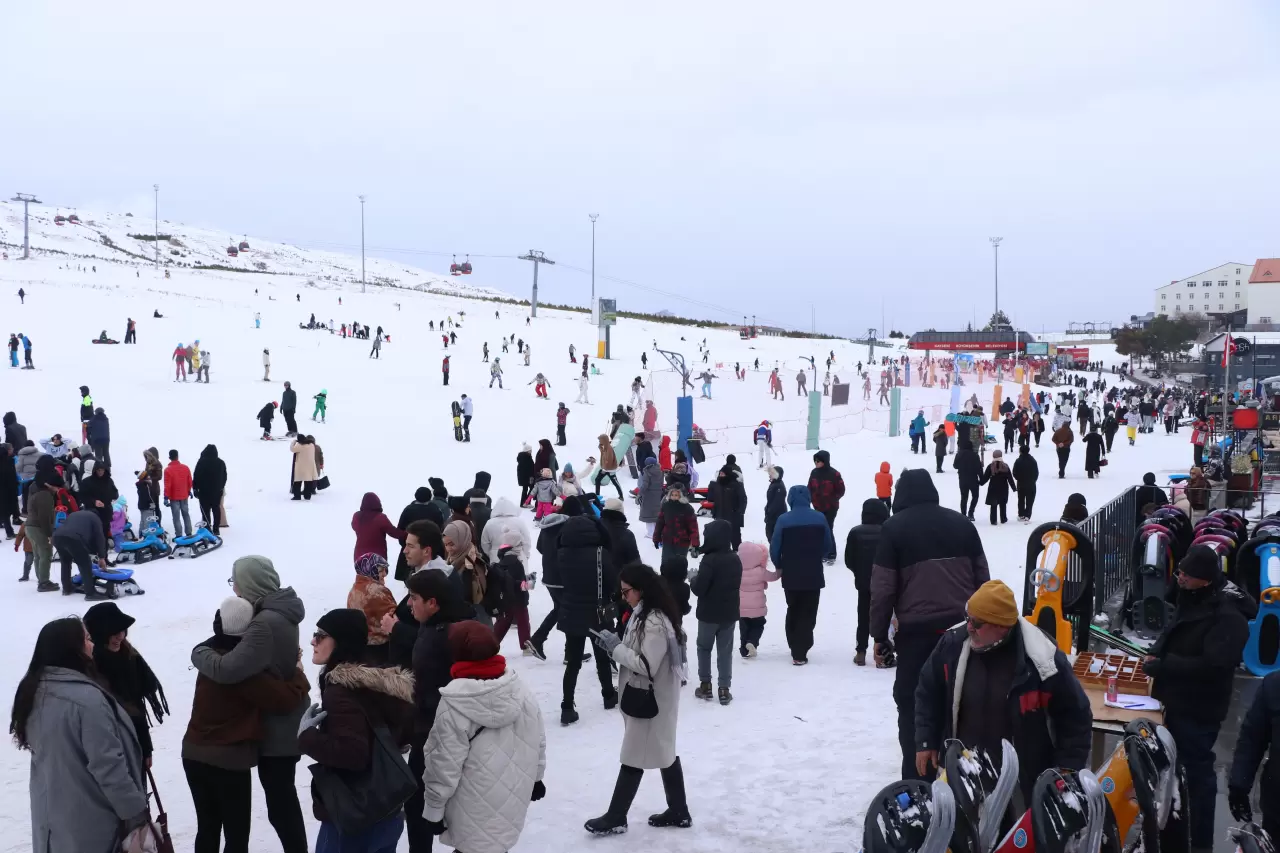 Erciyes’te rekorlar mevsimi: 1 ay dolmadan 1 milyon ziyaretçi! 2