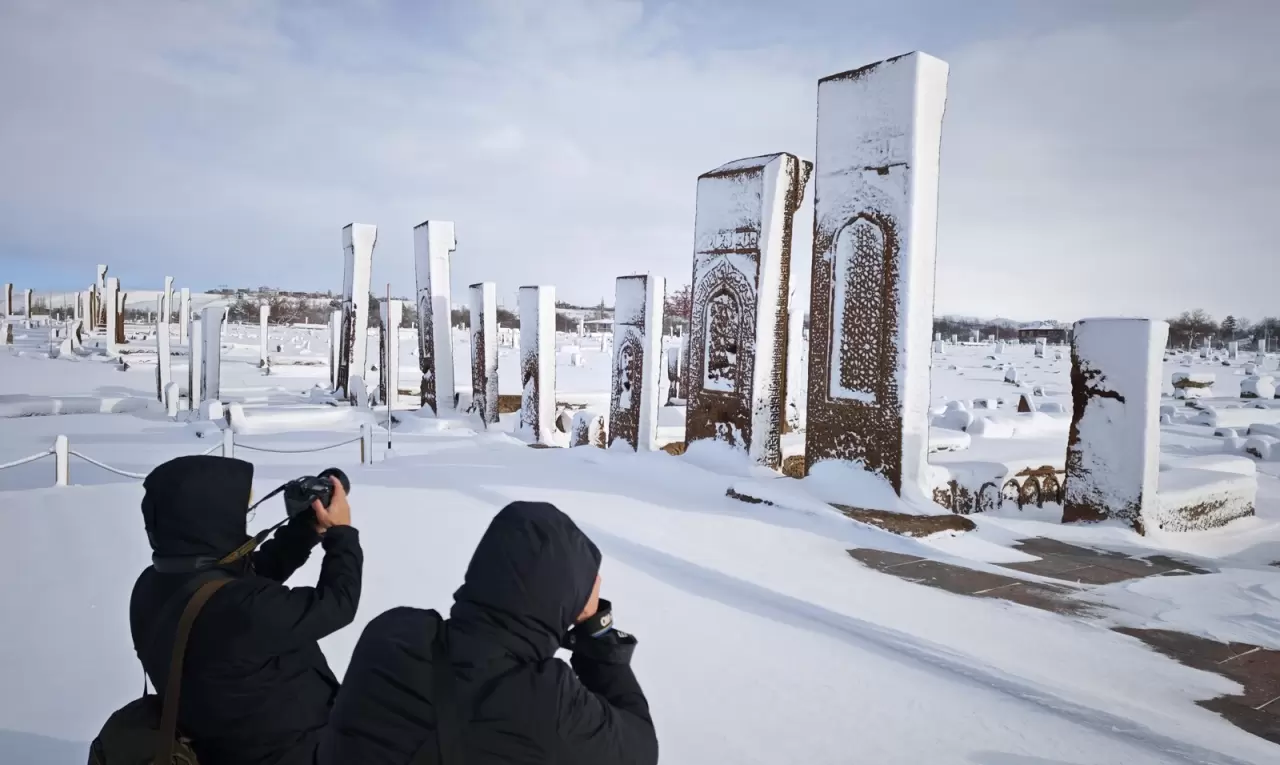Ahlat’ın tarihi mekanlarından kartpostallık kar manzaraları 9