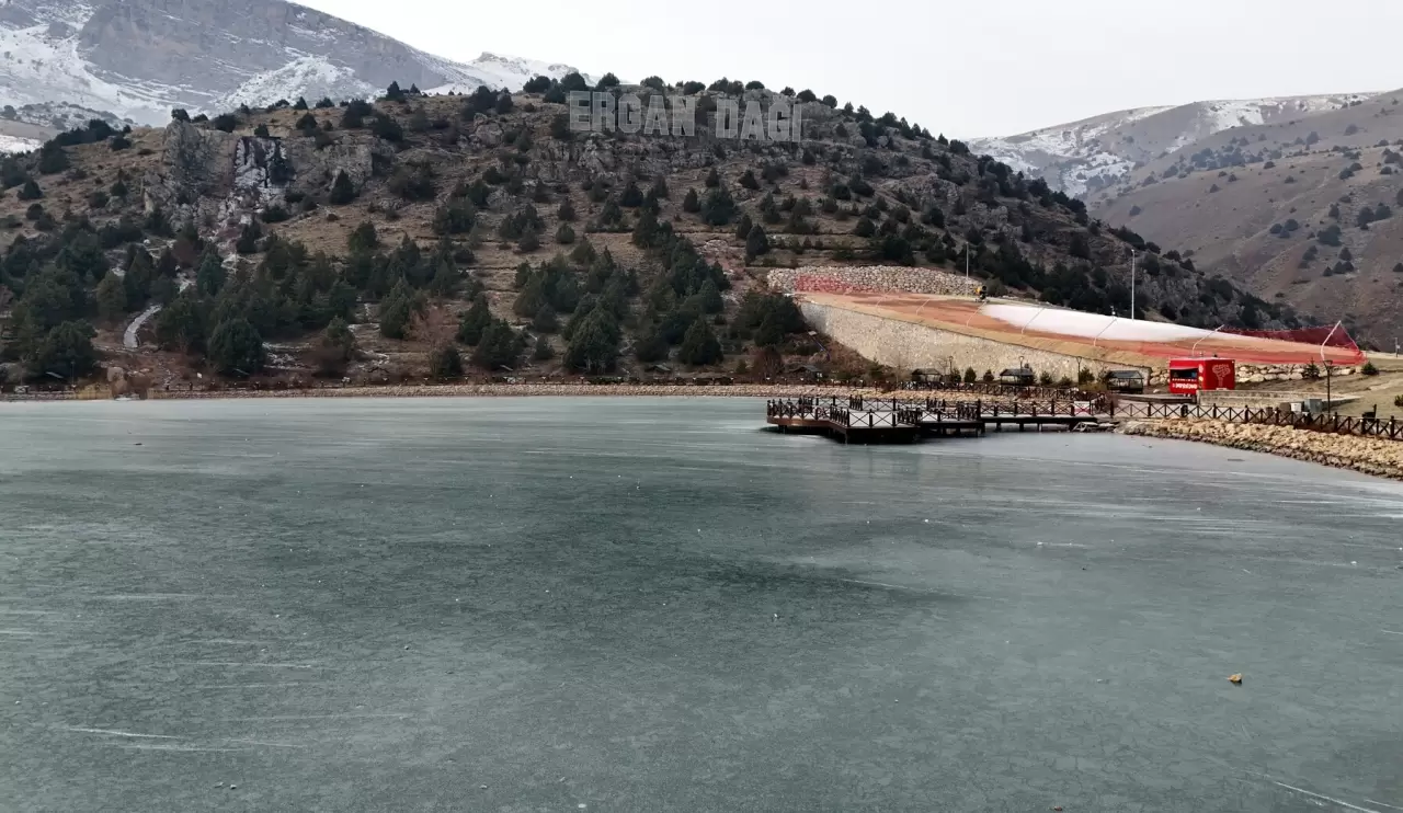 Erzincan'da Ardıçlı Gölü'nün buzla kaplanan yüzeyi, kış manzaralarıyla göz kamaştırdı 2