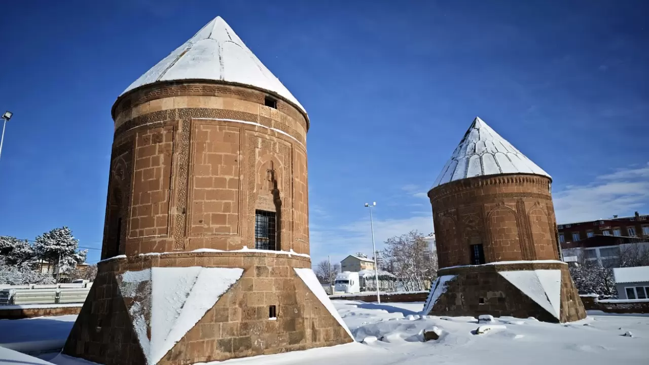 Ahlat’ın tarihi mekanlarından kartpostallık kar manzaraları 7