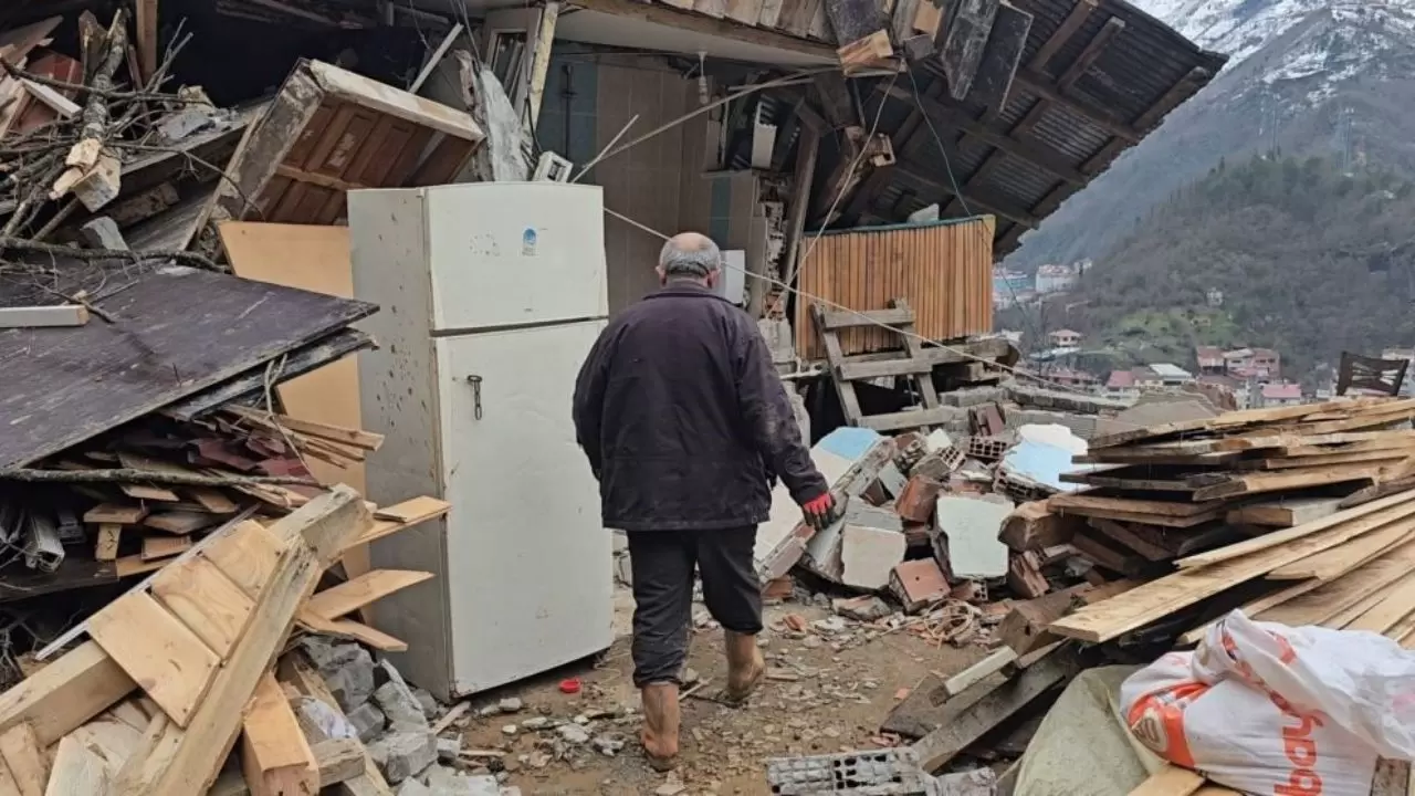 Ev ve ahır heyelanla saniyeler içinde yıkıldı 4