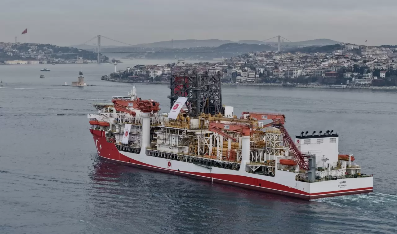 Dev enerji hamlesi Boğaz’da: Türk sondaj gemisi Yıldırım İstanbul’dan Karadeniz’e geçti 4