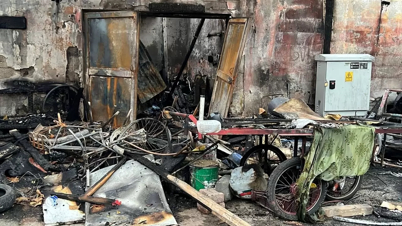 Güvenlik kamerası kaydetti: 58 yaşındaki adam alevlerin arasında kaldı 2