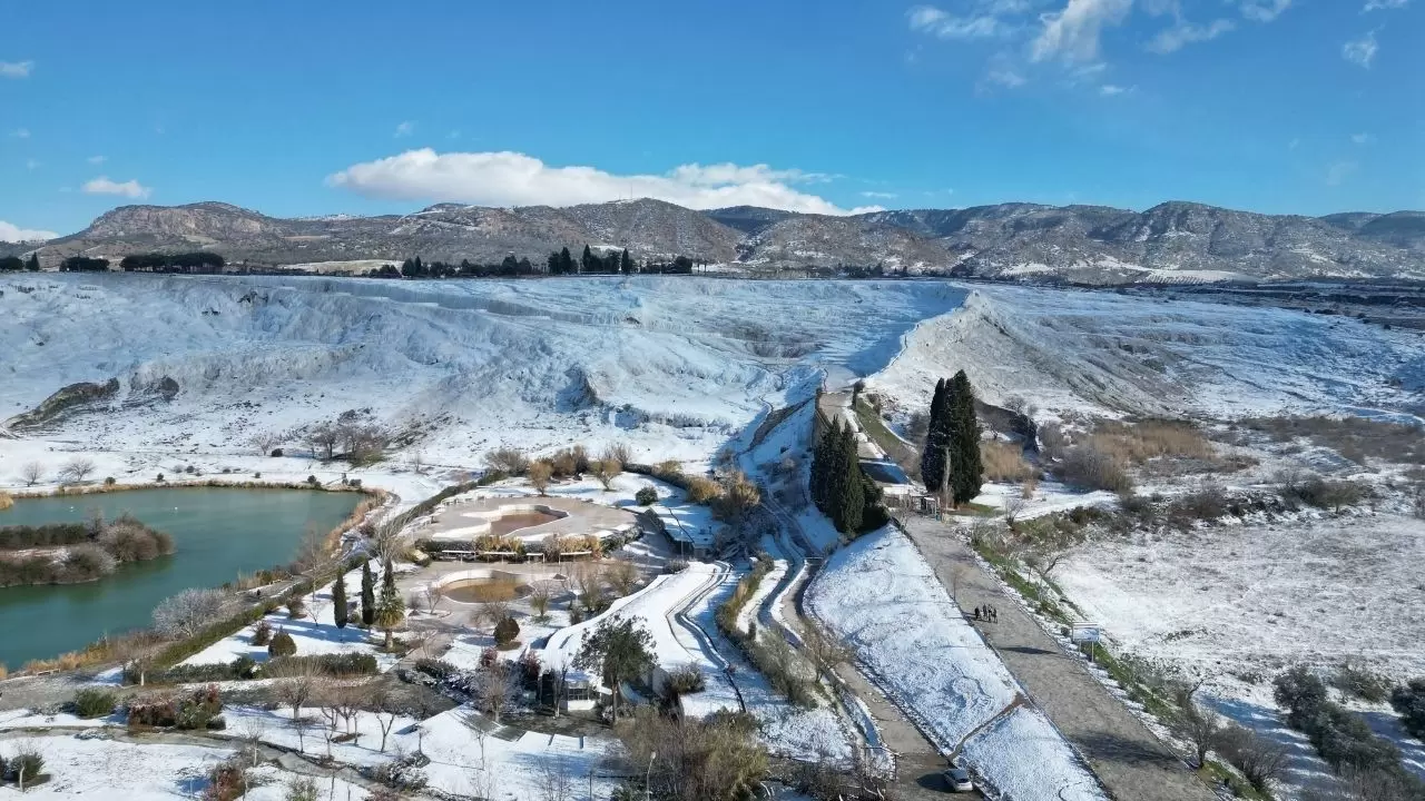 Karın ve tarihin buluşması: Pamukkale’de eşsiz görüntüler! 11