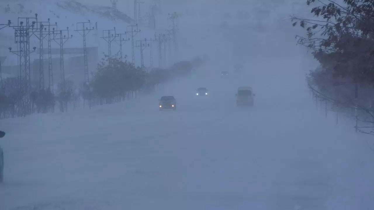 Van beyaza büründü: Kar 1,5 metreyi aştı, hayat durma noktasında 4