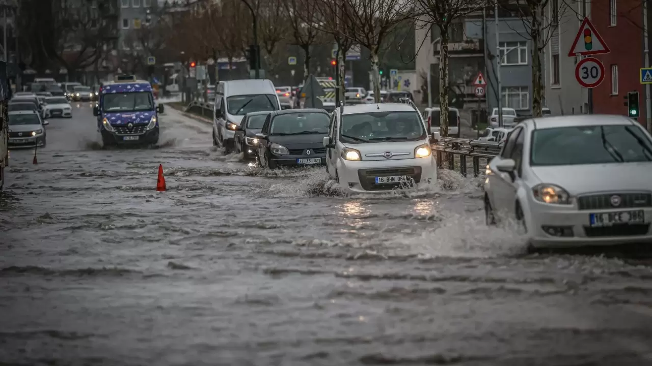 Bursa’da fırtına ve sağanak can ve mal güvenliğini tehdit ediyor 2