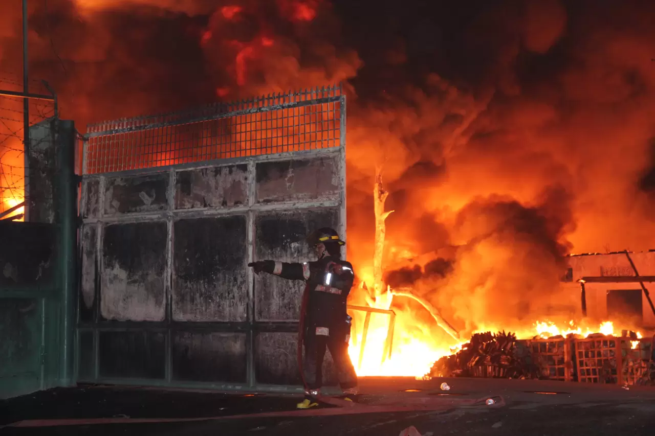 Endonezya’nın Medan kentinde fabrika yangını 2