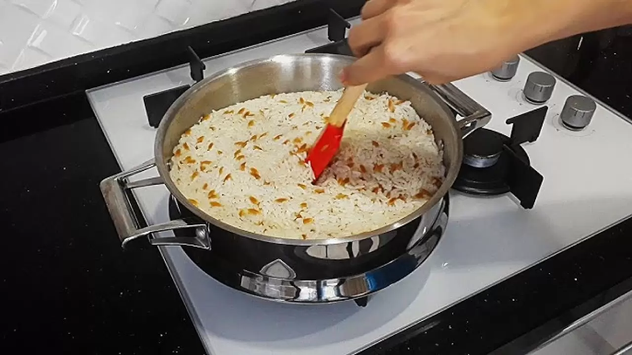 Pirinç pilavını tane tane yapan tüyo; Ayrıca pilav bembeyaz parlak oluyor 2