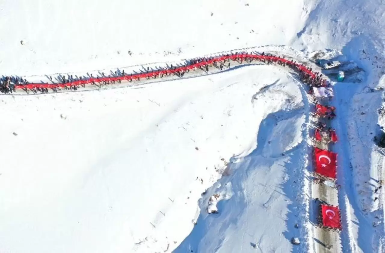 Binlerce kişi 111. yılında aynı yerde! "Türkiye Şehitleriyle Yürüyor" 25