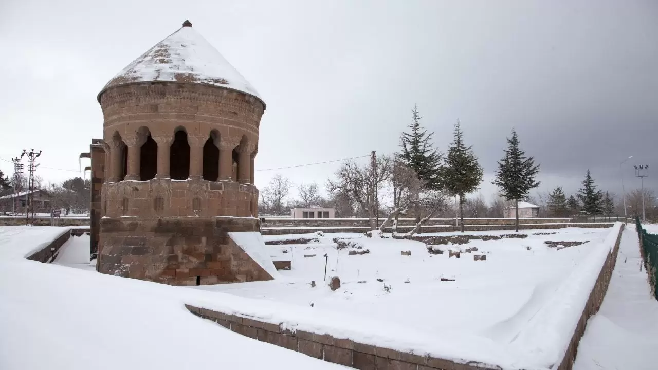 Hizan ve Ahlat’ta kar alarmı: Tarihi eserler ve köyler beyaz örtüyle kaplandı! 9