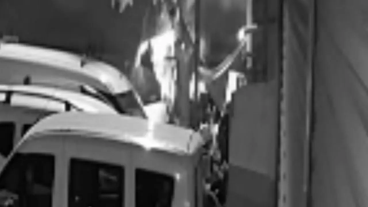 Güvenlik kamerası kaydetti: 58 yaşındaki adam alevlerin arasında kaldı 5