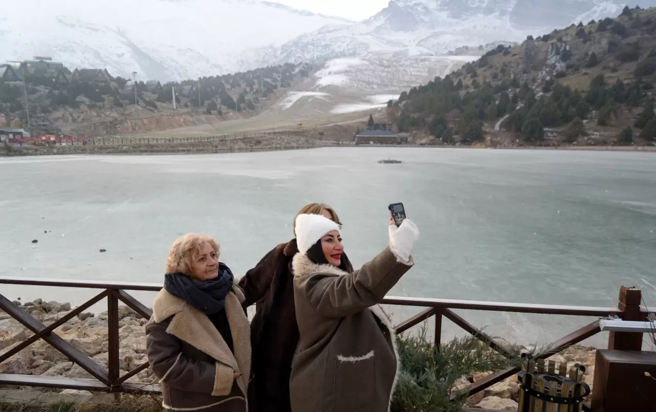 Erzincan'da Ardıçlı Gölü'nün buzla kaplanan yüzeyi, kış manzaralarıyla göz kamaştırdı 4