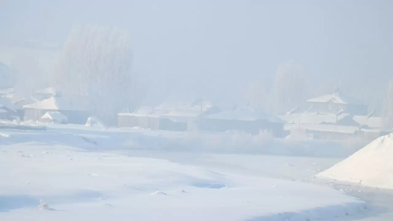 Dondurucu soğuklar Doğu’yu esir aldı: Evler, arabalar ve yollar buz pistine döndü 1