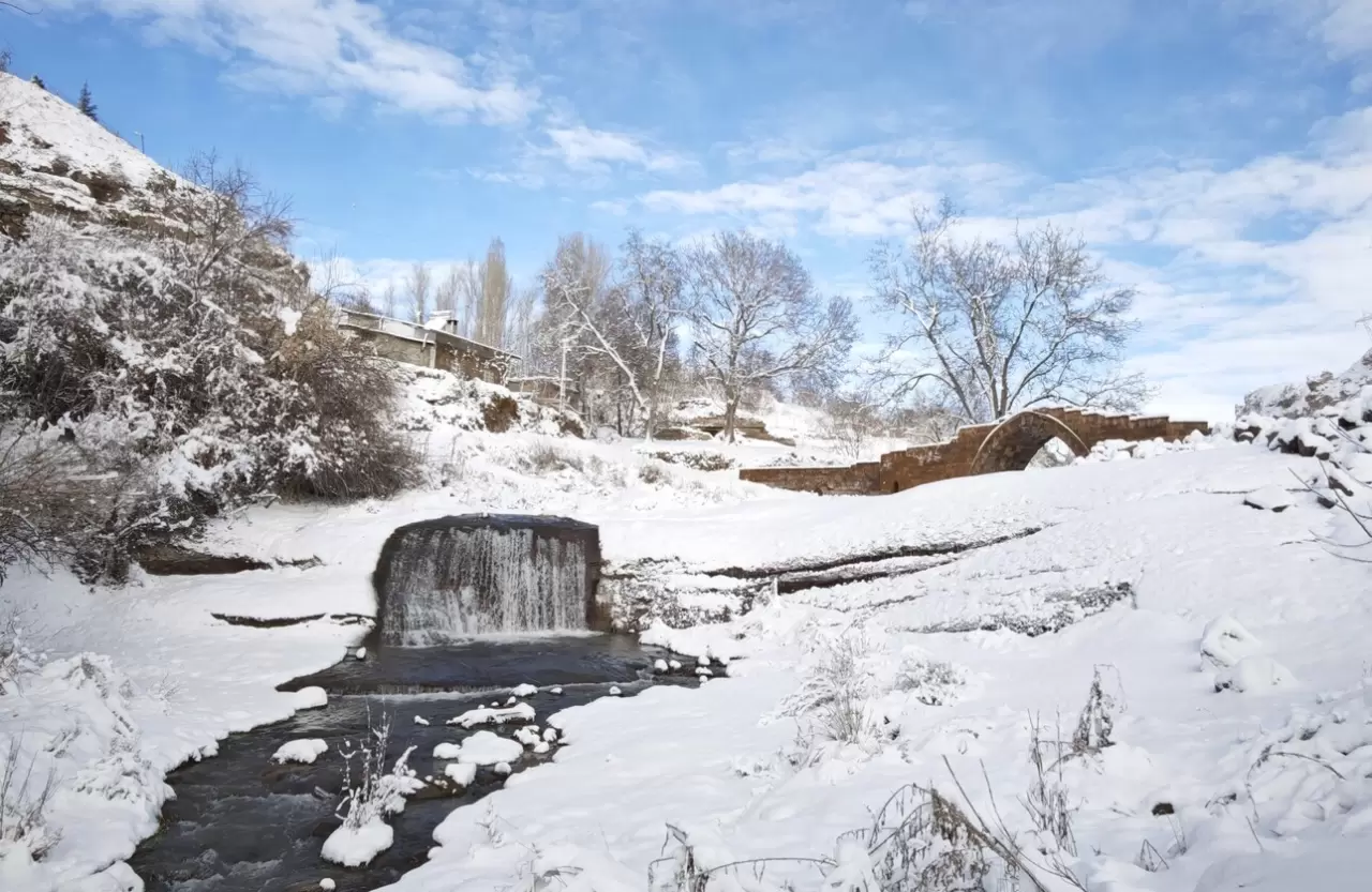 Ahlat’ın tarihi mekanlarından kartpostallık kar manzaraları 5