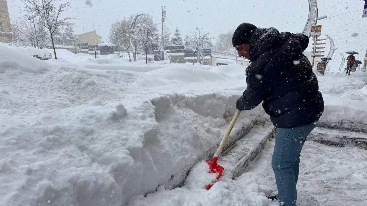 Sabah saatlerinde etkili olan kar, kentte hayatı durma noktasına getirdi! 6