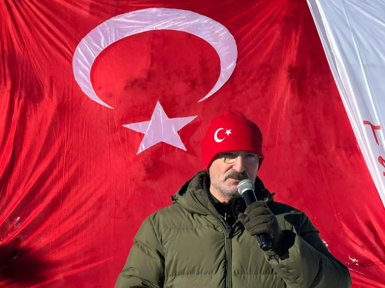 Sis Dağı’nda Sarıkamış Şehitleri için 350 metrelik bayrakla zirveye yürüdüler 1