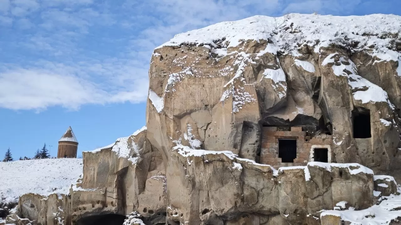 Hizan ve Ahlat’ta kar alarmı: Tarihi eserler ve köyler beyaz örtüyle kaplandı! 5
