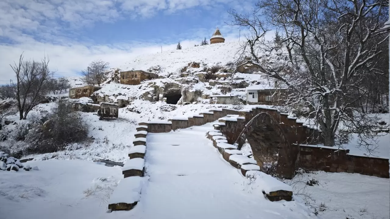 Ahlat’ın tarihi mekanlarından kartpostallık kar manzaraları 4