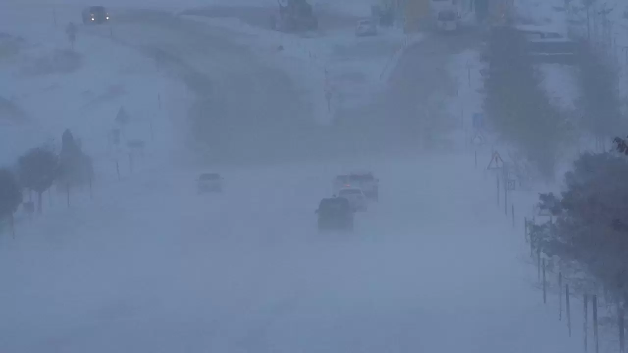 Van beyaza büründü: Kar 1,5 metreyi aştı, hayat durma noktasında 3