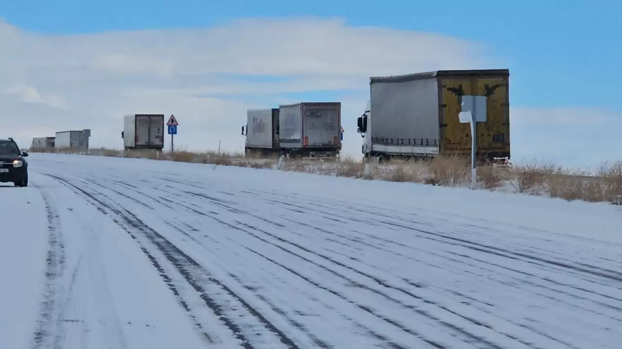 Yoğun kar yağışı Adilcevaz-Van karayolunu kilitledi 3