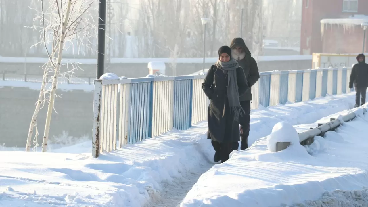 Dondurucu soğuklar Doğu’yu esir aldı: Evler, arabalar ve yollar buz pistine döndü 2