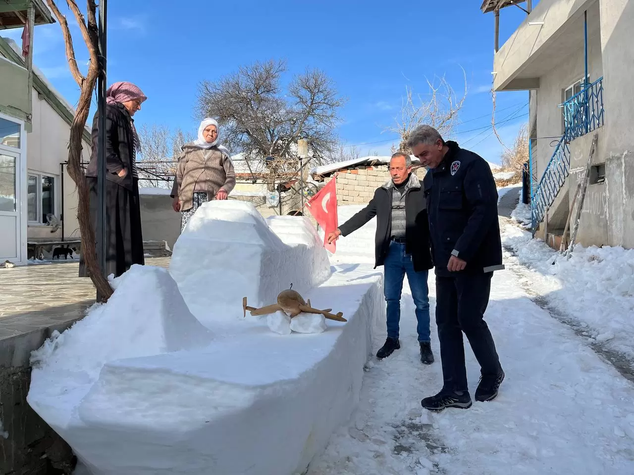 Sivas'ta bir vatandaş evinin önüne kardan otomobil ve gemi yaptı 1