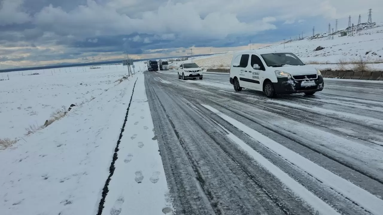 Yoğun kar yağışı Adilcevaz-Van karayolunu kilitledi 1