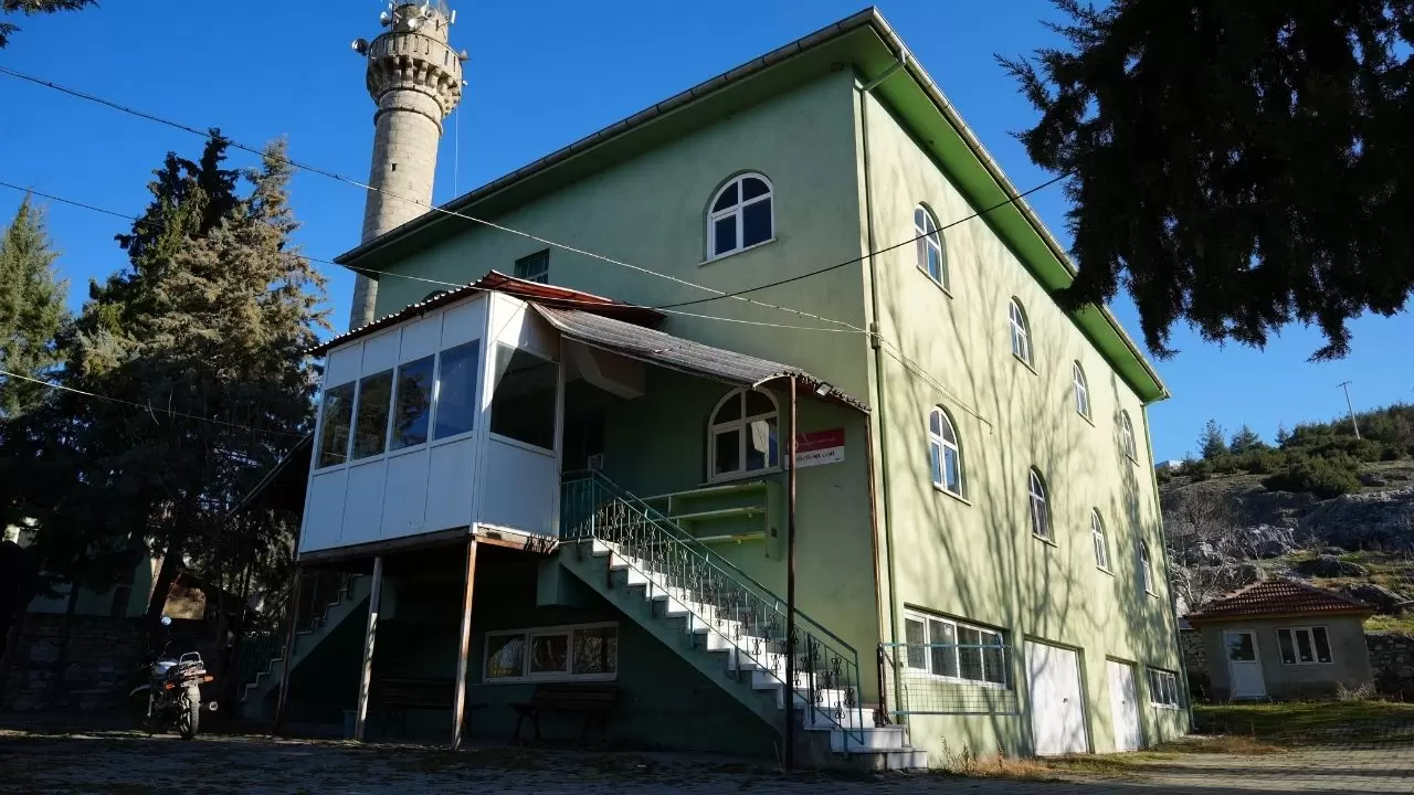 Köylünün kendi eliyle yaptığı cami icralık oldu 4