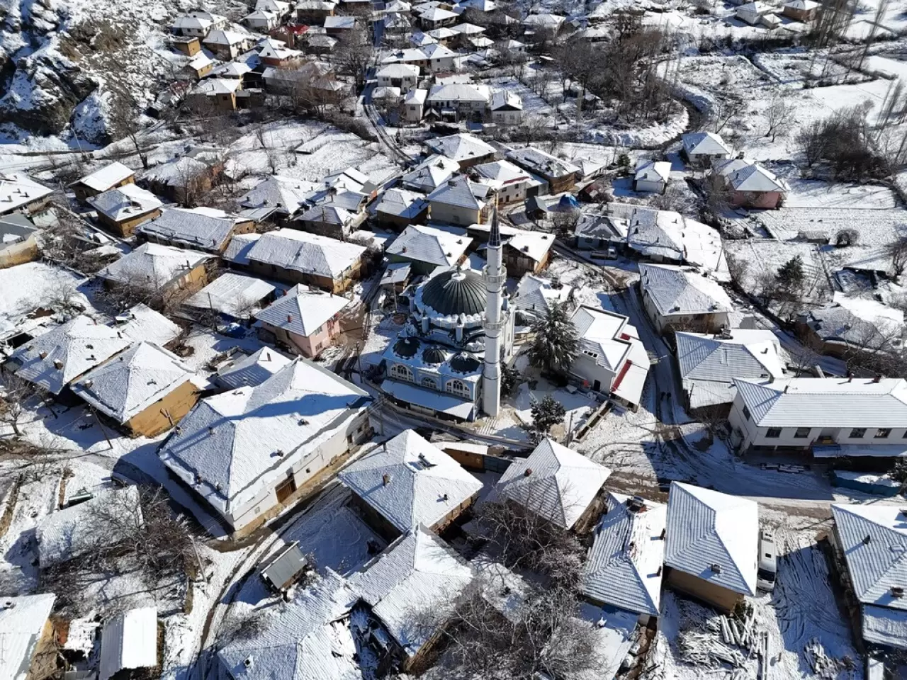 Uşak'ta kar yağışı sonrası kartpostallık manzaralar! İşte o eşsiz görüntüler! 6