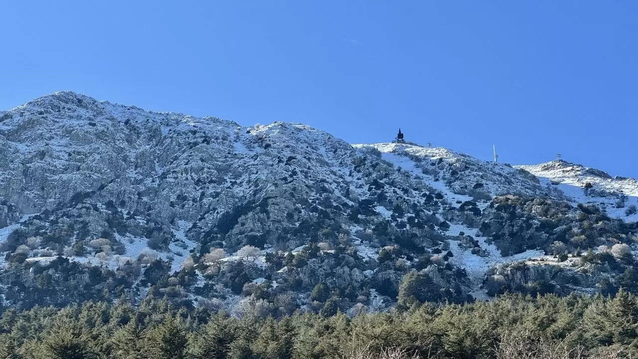 İlçe merkezinden görünen büyüleyici manzara: Babadağ karla kaplandı 4