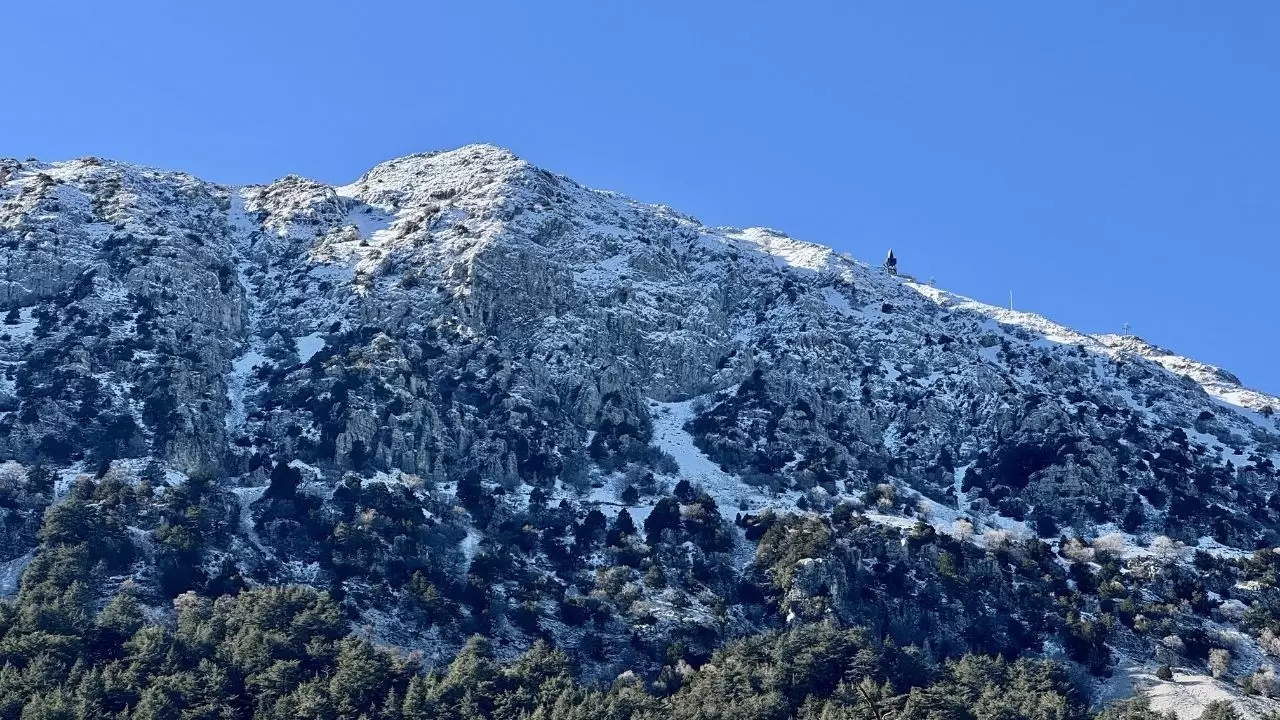 İlçe merkezinden görünen büyüleyici manzara: Babadağ karla kaplandı 3
