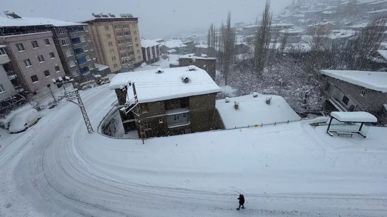 Sabah saatlerinde etkili olan kar, kentte hayatı durma noktasına getirdi! 1
