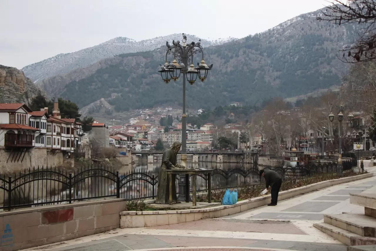 84 yaşındaki “Yemci Dede” 20 yıldır sokak güvercinlerini besliyor 5