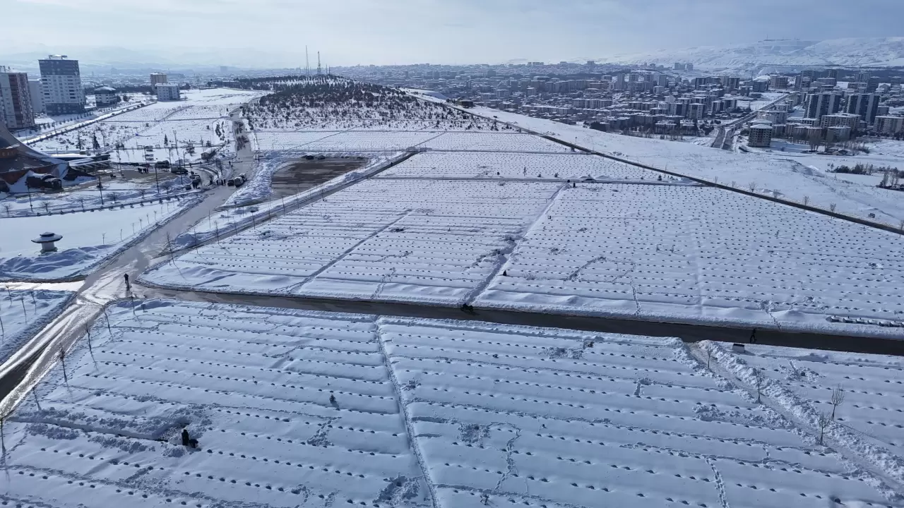 Mezarlık kar altında kaldı: Ziyaretçiler kabirlerini bulmakta zorlandı 3