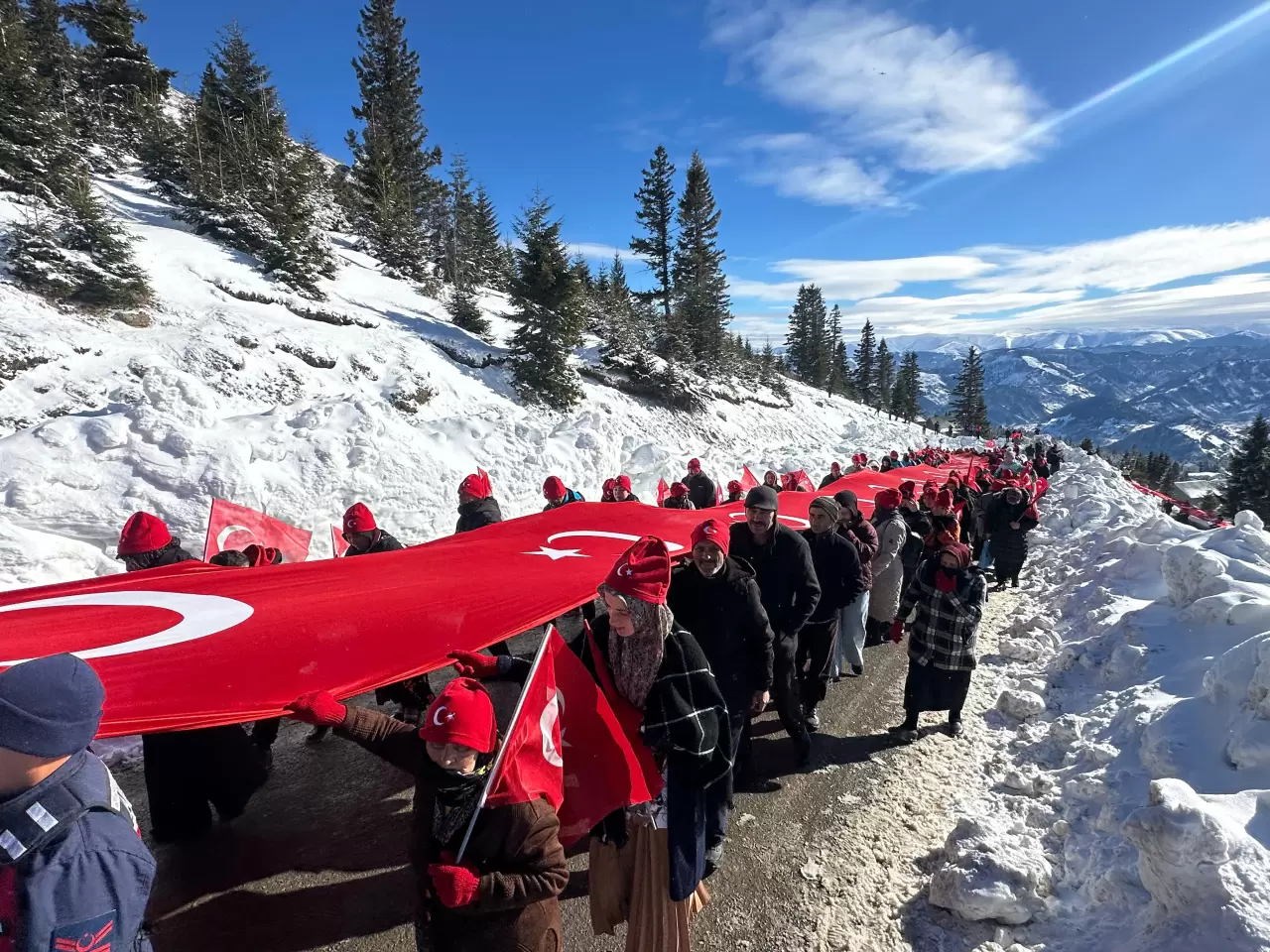 Sis Dağı’nda Sarıkamış Şehitleri için 350 metrelik bayrakla zirveye yürüdüler 5