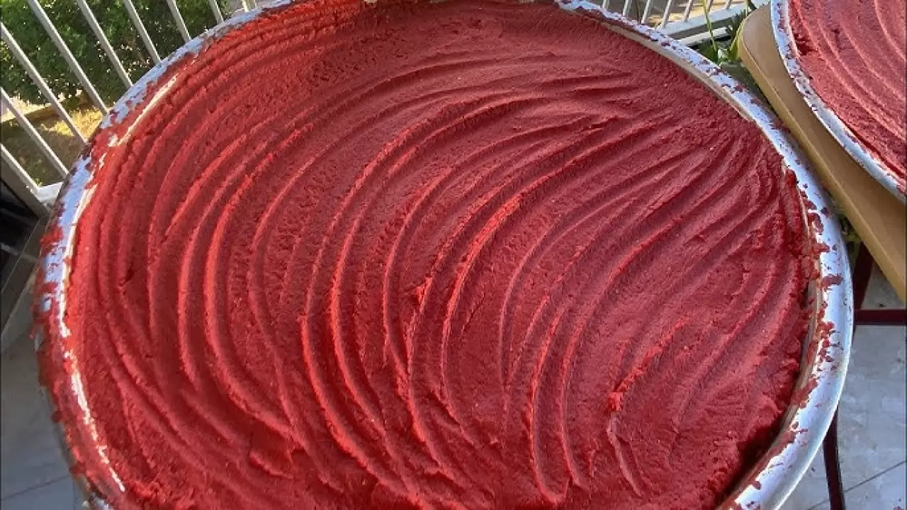 Gaziantepli köylüler de uyguluyor; Salçanın küf yapmasını ve bozulmasını önlüyor 3