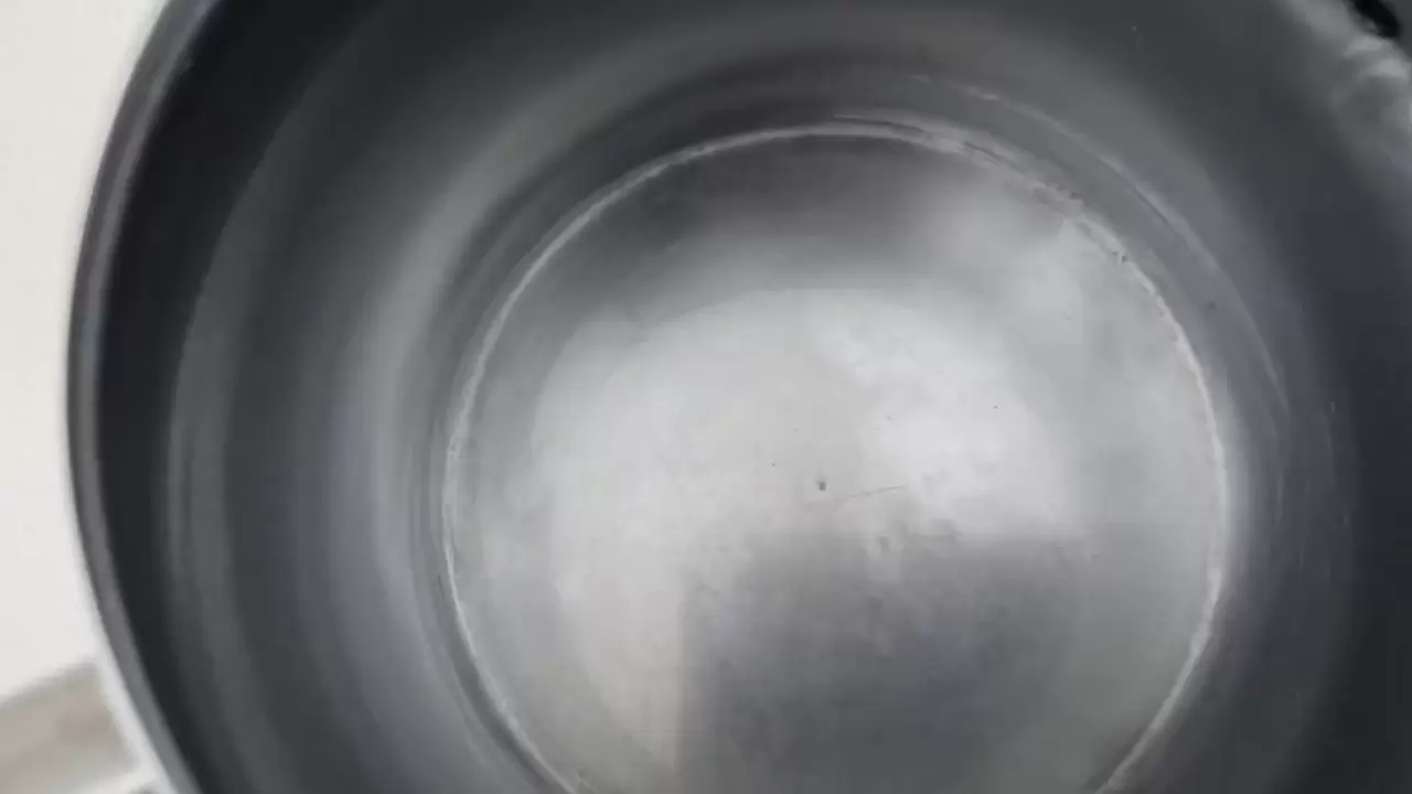 Çaydanlıktaki kireci doğal olarak giderme tüyosu; Çaydanlığa asla zarar vermiyor. 6