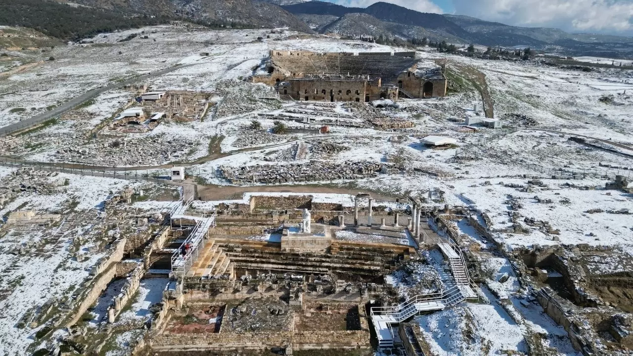 Karın ve tarihin buluşması: Pamukkale’de eşsiz görüntüler! 12
