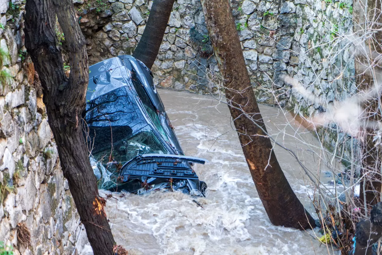 Otomobiller dereye uçtu, tarım arazileri göle döndü! 10