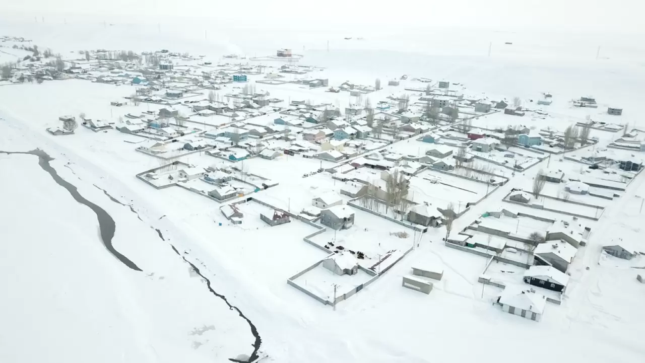 Ağrı’da kar yağışı tek katlı evleri beyaza bürüdü, ortaya kartpostallık görüntüler çıktı 2
