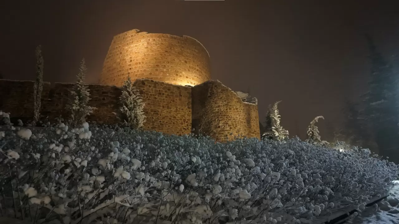 Kar Aydos’u beyaza bürüdü: Tarihi kale kartpostallık manzaraya dönüştü! 1