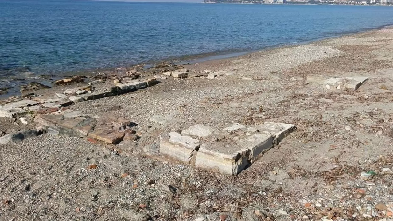 Kuşadası'nda fırtına tarihi gün yüzüne çıkardı: Dalgalar çekildi, mezarlar göründü! 4