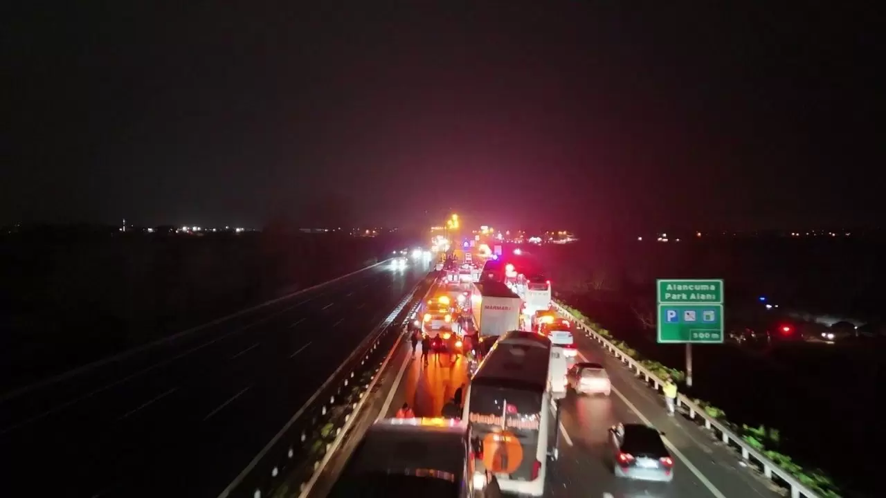 Yakılan lastikler otoyolu savaş alanına çevirdi 8