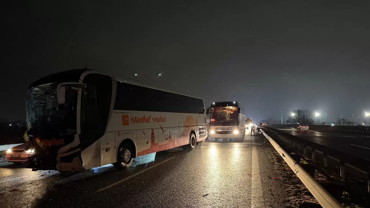 Yakılan lastikler otoyolu savaş alanına çevirdi 2