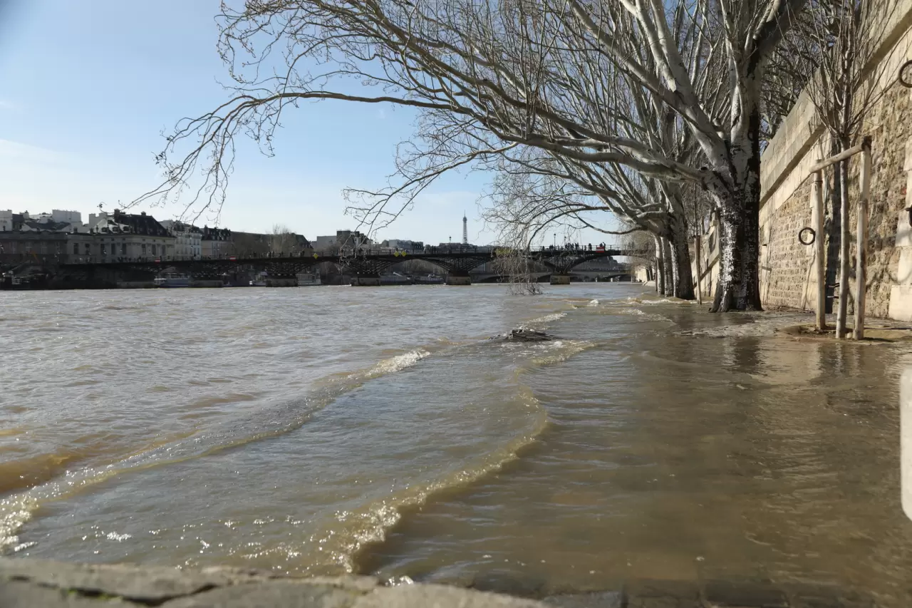 Paris'te Seine Nehri'nde alarm! Yürüyüş yolları kapatıldı 1